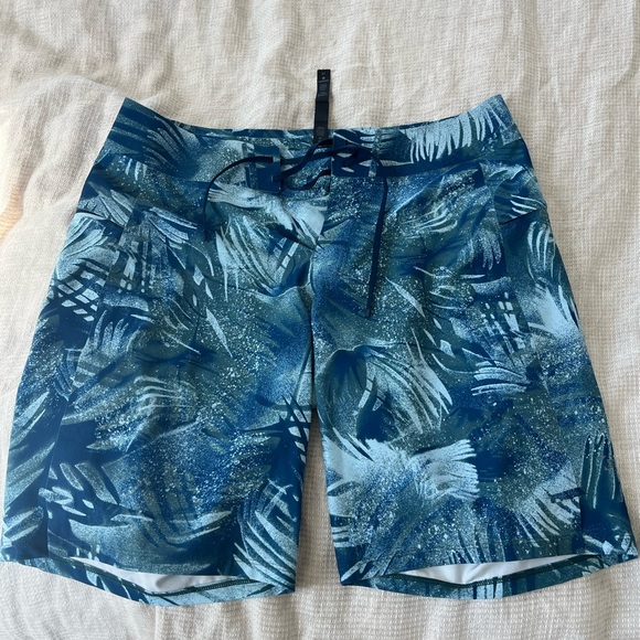 Men's Lululemon Board Short (size 31) - Picture 6 of 7